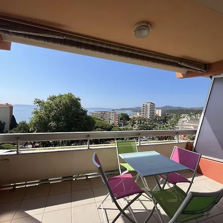 Cosy Au Lavandou Avec Terrasse Et Parking - Fr-1-308-73 アパート